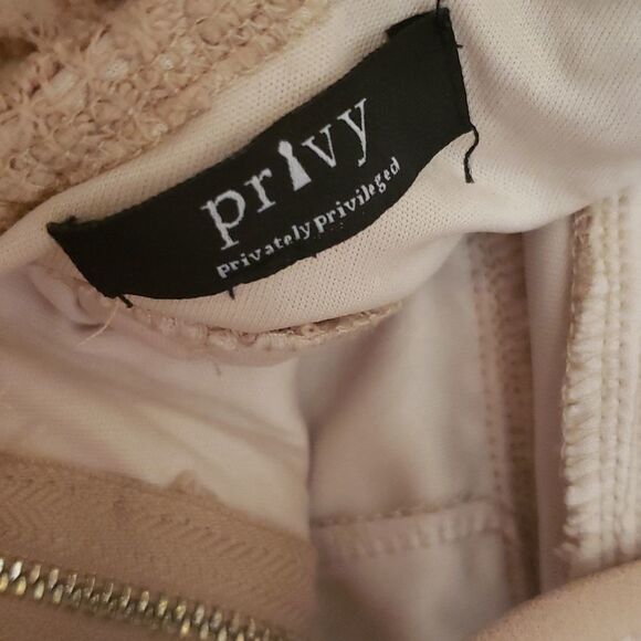 Lace Romper with Keyhole Low Back. - Picture 6 of 6